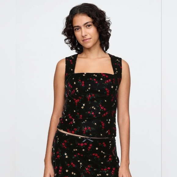 GAP Tops - EUC Gap Black Floral Velvet Square-Neck Cropped Top